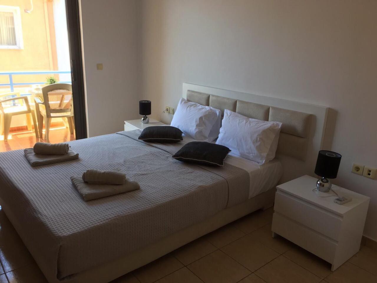 Sea And Sky Apartments Sarande Room photo